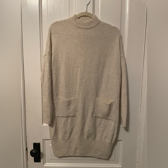 Cozy Oversized Sweater Dress with Pockets - Picture 7 of 9